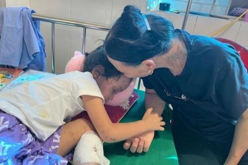 Bé gái mồ côi sau vụ lũ quét Làng Nủ: 'Tối đến là cháu đòi về với mẹ'