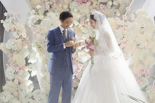 Hoa hậu Việt cưới đại gia hơn 16 tuổi ủng hộ số tiền lớn cho người dân vùng bão lũ ngay trong lễ cưới