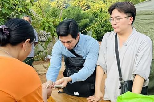 Nam MC 'giàu nhất Việt Nam' bán vàng, kim cương đến Làng Nủ cứu trợ: 'Mọi thứ còn tan hoang lắm'