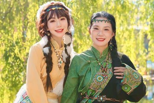 Nữ MC golf gây ấn tượng với những shoot hình xinh đẹp bên 'chị mẹ' thân thiết