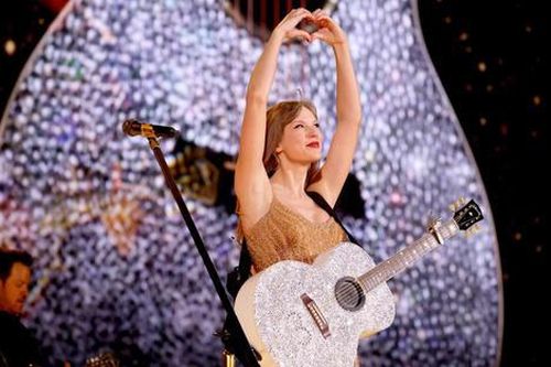 Tour diễn có doanh thu cao nhất lịch sử: Taylor Swift vuột mất vị trí dẫn đầu