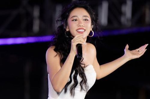 Văn Mai Hương hội ngộ người bạn đặc biệt sau 3 năm xa cách khiến khán giả xúc động