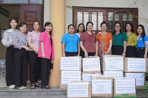 Hội LHPN tỉnh Thái Nguyên trao quà cho trẻ em mồ côi nhân dịp Trung thu và năm học mới