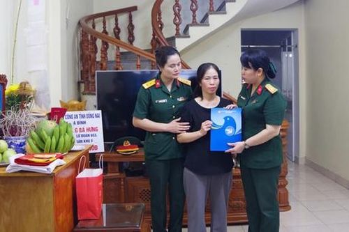 Phụ nữ Quân đội tiếp tục hành trình lan tỏa yêu thương đến vùng bão lũ