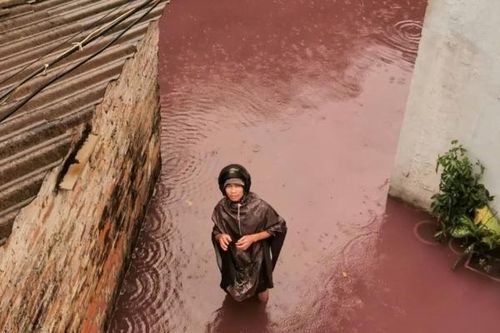 Hà Nội: Nguồn thải bí ẩn 'nhuộm đỏ' khu dân cư, nhiều người tháo chạy