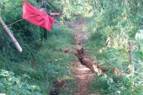 Hòa Bình: Xuất hiện vết nứt dài 500m, di dời khẩn cấp 50 hộ dân trong đêm