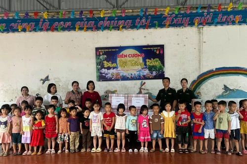 Đồn Biên phòng Cửa khẩu Quốc tế Thanh Thủy tặng quà Tết Trung thu cho học sinh trên địa bàn biên giới
