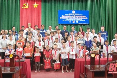 Lãnh đạo thị xã Nghi Sơn thăm, tặng quà các cháu thiếu niên, nhi đồng có hoàn cảnh đặc biệt khó khăn dịp Tết Trung thu