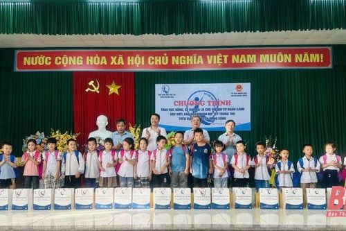 Quỹ Bảo trợ trẻ em tỉnh tặng quà Trung thu cho gần 1.000 trẻ em có hoàn cảnh khó khăn