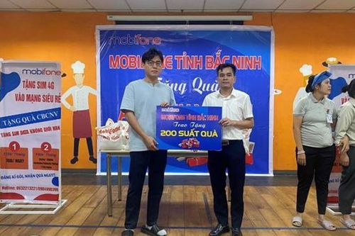 MobiFone kết nối yêu thương: Trao hàng trăm phần quà tận tay người lao động, hỗ trợ dạy học trực tuyến mùa bão lũ