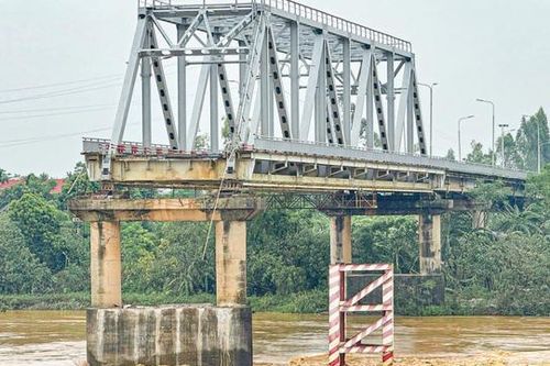 Bộ Xây dựng đề nghị giám định và làm rõ nguyên nhân sập cầu Phong Châu