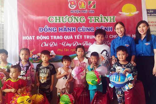 Trung tâm Y tế huyện Phú Tân: Tặng quà trung thu cho các em thiếu nhi