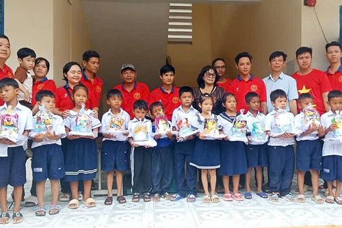 Trao 735 phần quà trung thu cho thiếu nhi đồng bào dân tộc thiểu số Khmer