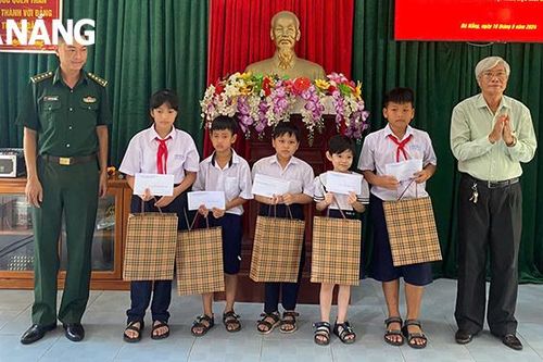 Trao quà cho học sinh nghèo vượt khó