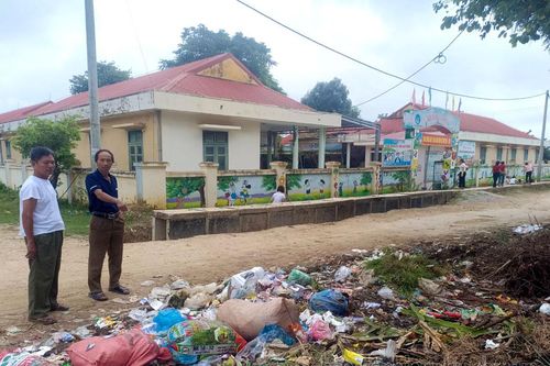 Cần sớm di dời bãi tập kết rác gần trường học