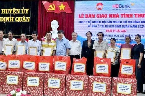 Huyện Định Quán bàn giao 33 nhà kiên cố cho hộ nghèo, cận nghèo