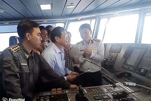 Thăm, tặng quà cán bộ, chiến sĩ và nhân dân đảo Hòn Chuối