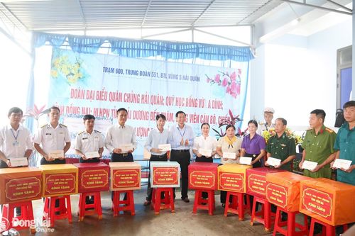 Đoàn công tác biển đảo Tây Nam thăm cán bộ, chiến sĩ đảo Nam Du