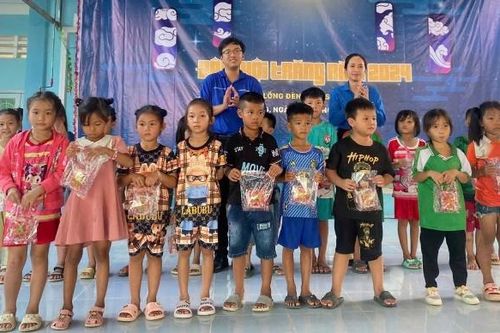 Tổ chức Chương trình 'Đêm hội trăng rằm' cho các cháu thiếu nhi vùng biên