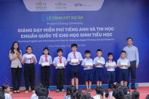 Hàng ngàn học sinh hưởng lợi từ Dự án giảng dạy miễn phí tiếng Anh và Tin học chuẩn Quốc tế