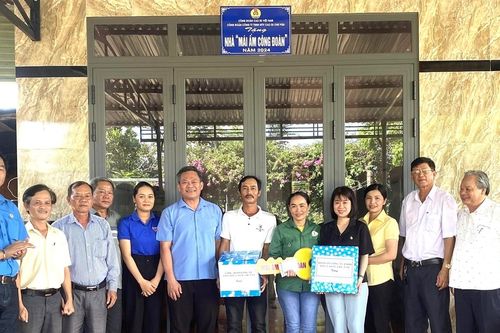 Cao su Chư Pah trao 3 căn nhà 'Mái ấm Công đoàn' cho công nhân khó khăn