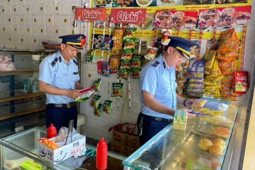 Kiểm soát chặt hoạt động kinh doanh thực phẩm trước cổng trường