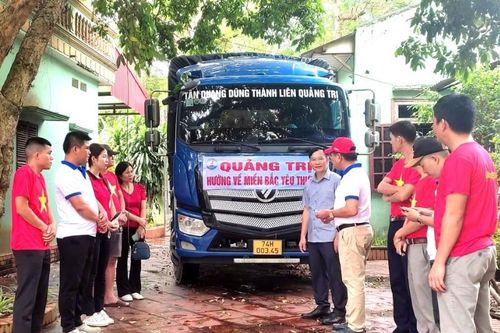 Hội Doanh nhân trẻ tỉnh Quảng Trị trao hỗ trợ người dân Chi Lăng bị ảnh hưởng của cơn bão số 3
