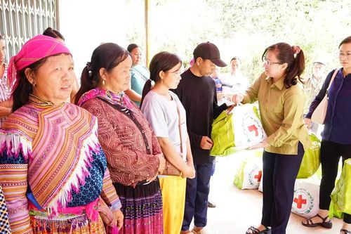 Phó Chủ tịch UBND tỉnh Giàng Thị Dung thăm, tặng quà Nhân dân xã Bản Phố và xã Thải Giàng Phố, huyện Bắc Hà