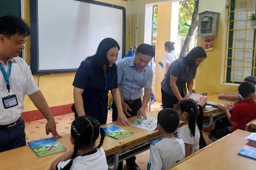 Sớm đưa học sinh vùng lũ trở lại trường học