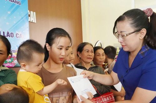 Đồng chí Giàng Thị Dung, Phó Chủ tịch UBND tỉnh tặng quà Tết Trung thu cho bệnh nhi