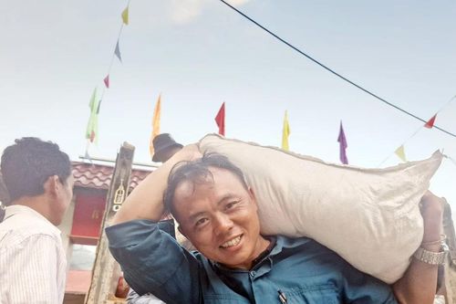 Người dân A Lù xúc động nhận hàng cứu trợ của các nhà hảo tâm