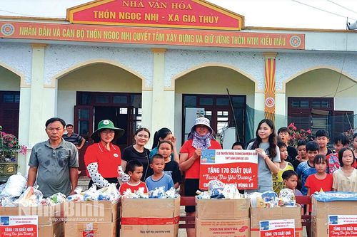 Một mùa trăng của san sẻ, yêu thương