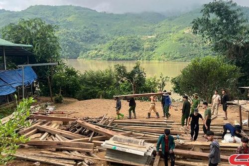Gấp rút di chuyển nhân dân ra khỏi vùng có nguy cơ sạt lở