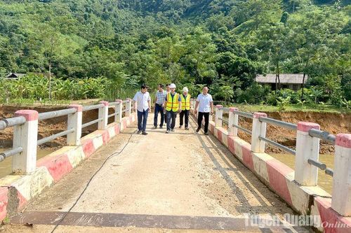Khắc phục điểm sạt lở trên các tuyến đường