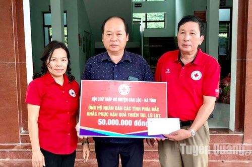 Trao 50 triệu đồng tiền hỗ trợ mua dầu máy cho xã Kiến Thiết