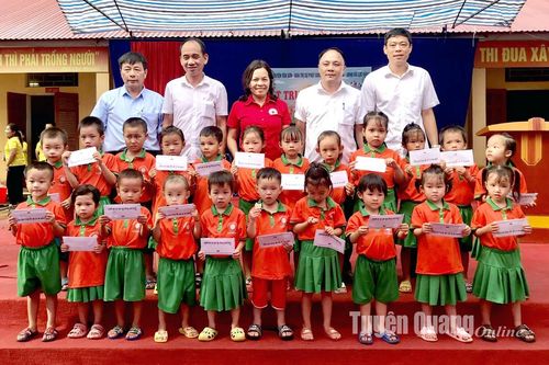 Trao 950 suất quà cho học sinh xã Lực Hành bị ảnh hưởng cơn bão số 3