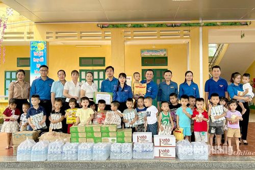 Trao quà Trung thu cho học sinh huyện Yên Sơn