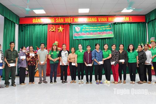 Hội thiện nguyện Lan tỏa yêu thương tỉnh Bình Thuận tặng quà trị giá 256 triệu đồng tại xã Tân Long (Yên Sơn)