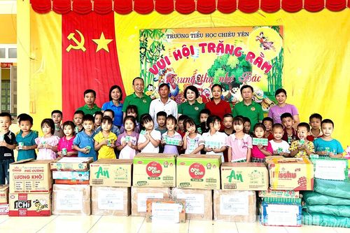 Tặng gần 1.000 suất quà Trung thu cho học sinh xã Chiêu Yên và Kháng Nhật