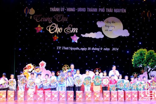 Tặng quà thiếu nhi có hoàn cảnh khó khăn nhân dịp Tết Trung thu