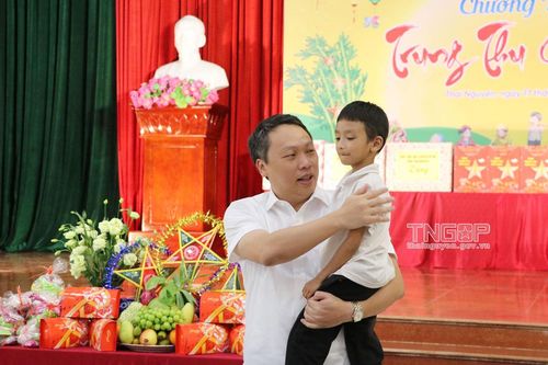 Đồng chí Chủ tịch UBND tỉnh tặng quà trẻ em có hoàn cảnh đặc biệt