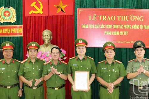 Khen thưởng thành tích xuất sắc trong đấu tranh phòng chống ma túy