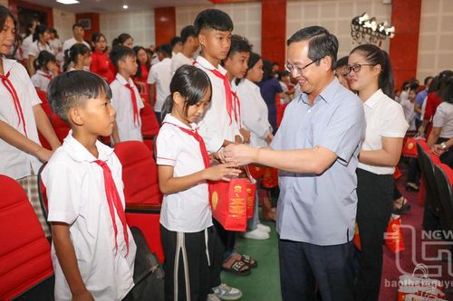 Đồng chí Phó Bí thư Thường trực Tỉnh ủy thăm, tặng quà thiếu nhi huyện Phú Bình