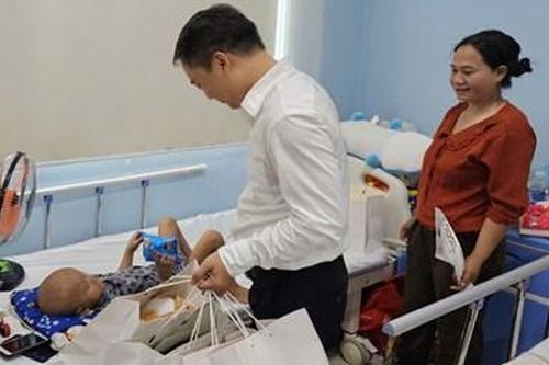 Trao quà cho bệnh nhi và hỗ trợ bếp ăn Hy vọng