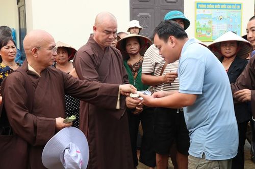 Đồng Tháp: Ban Trị sự GHPGVN tỉnh cứu trợ đồng bào bị ảnh hưởng bão lũ tại tỉnh Yên Bái