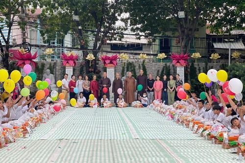 Tết Trung thu: Nhiều chương trình cho thiếu nhi, trao quà cho học sinh khó khăn các địa phương
