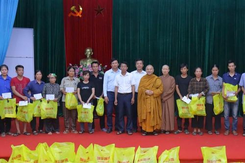 Tịnh xá Linh Sơn trao 200 phần quà cứu trợ đến đồng bào ảnh hưởng bởi bão số 3 tại Thái Nguyên