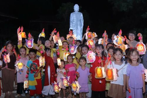 Tổ đình Vạn Thọ, chùa Huyền Trang và tịnh xá Linh Sơn tổ chức Trung thu cho các em thiếu nhi