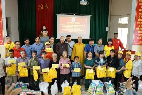 Phú Thọ: Chùa Tường Nguyên (Q.4) tiếp tục trao quà cứu trợ đến bà con bị ảnh hưởng nặng