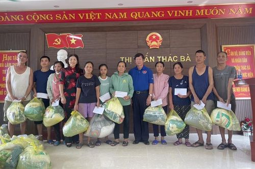 Yên Bái: Các nhà hảo tâm thăm, trao quà cho 100 hộ gia đình chịu ảnh hưởng của bão số 3